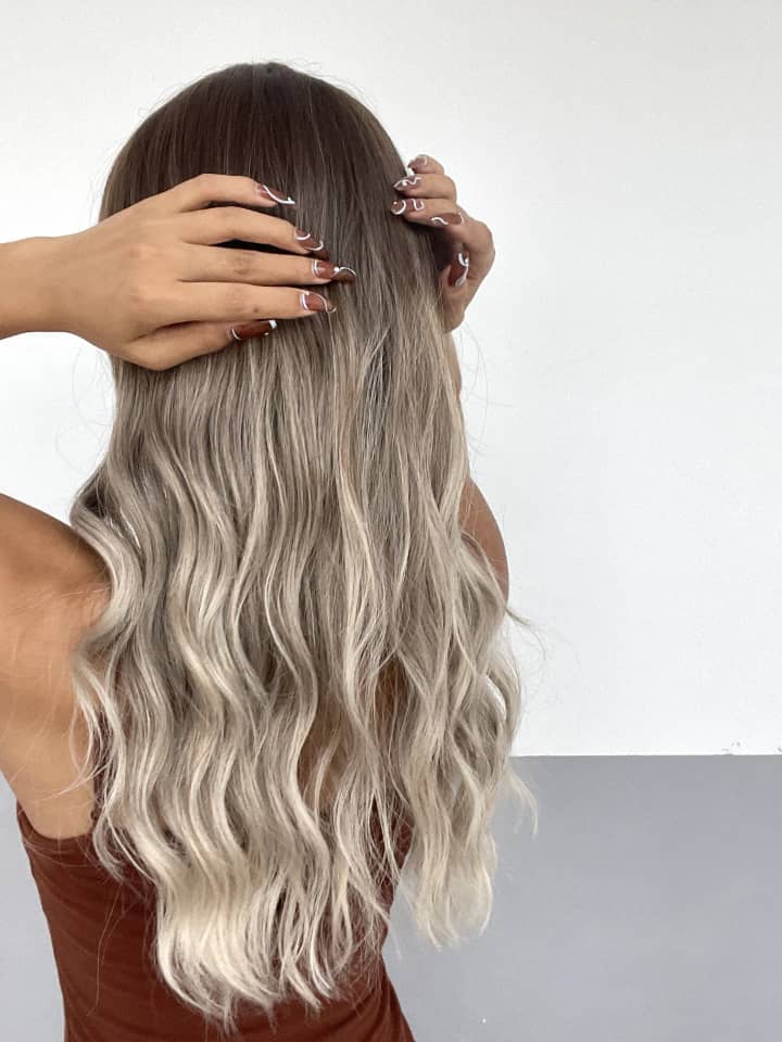 Perruque Ondulée Ombre Brun Cendré avec Frange – Élégance Naturelle